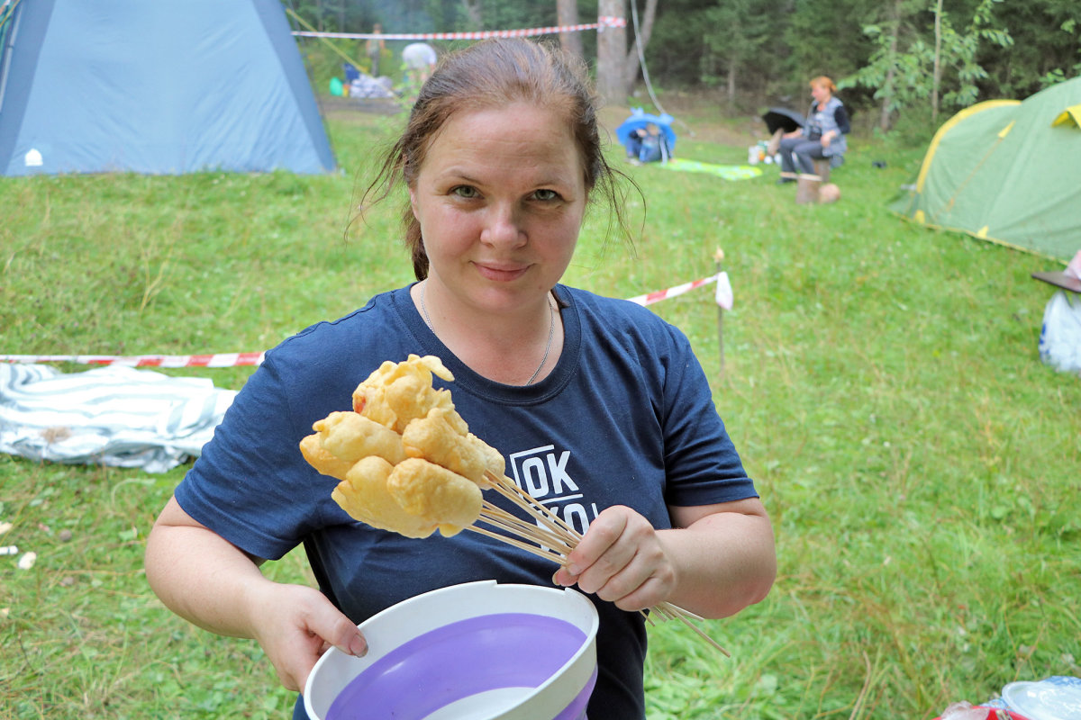 Светлана Юсипенко готовит сосиски в кляре.
